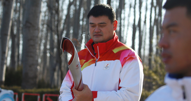 双奥火炬手!姚明参加冬奥火炬接力