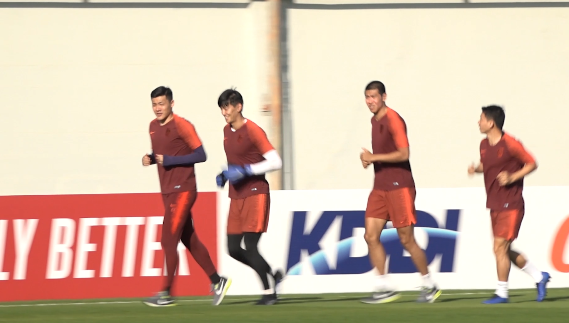 国足全员恢复训练