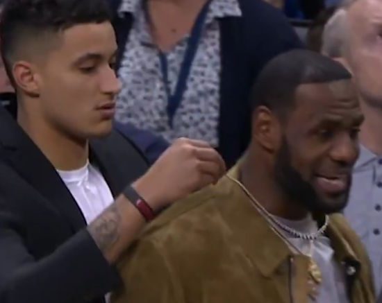 库兹马赛前给詹姆斯戴项链