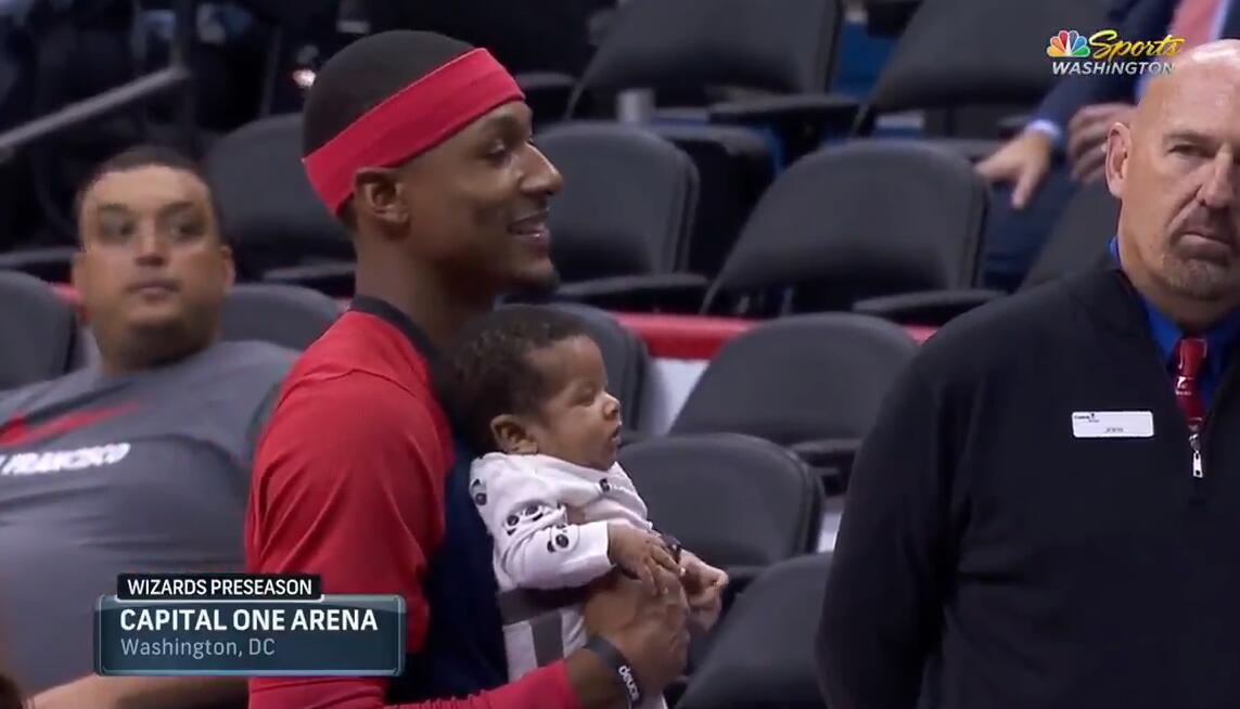 喜当爹！比尔赛前抱儿子合影