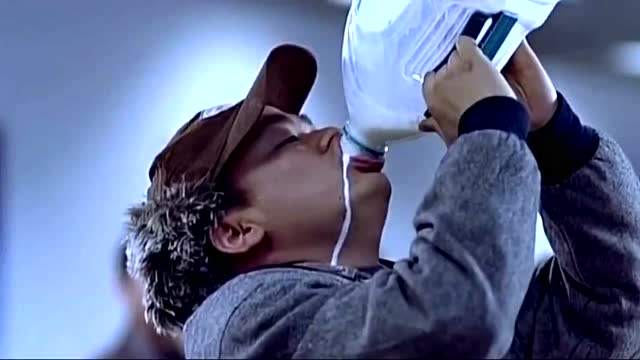 雄鹿球迷表演三口三杯酒