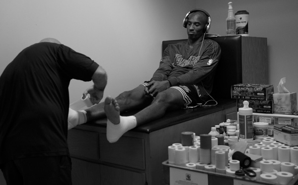 高清-探秘球员更衣室中的科比