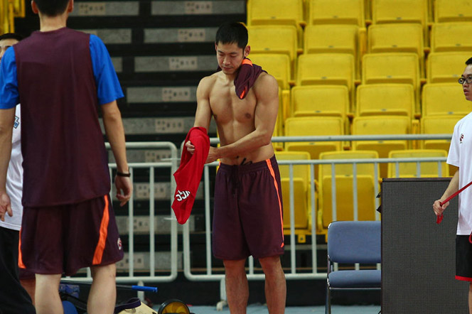 北京队训练张庆鹏秀肌肉