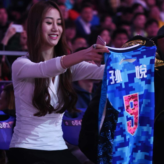 陈露披孙悦球衣助威三分球大赛