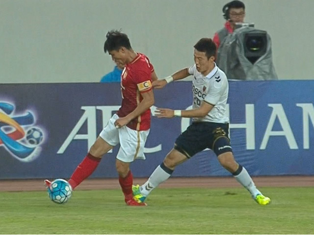 郑智带球被凶狠放倒