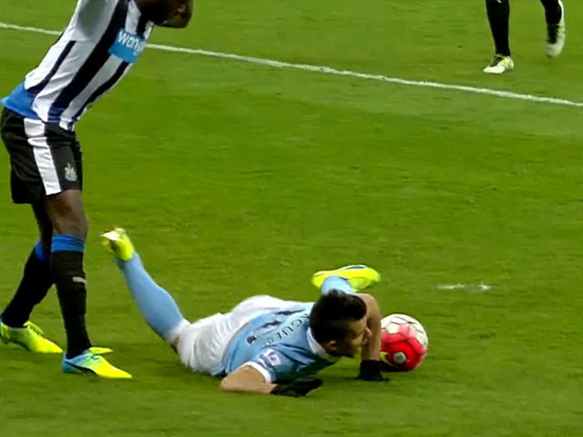 阿圭罗禁区摔倒被无视