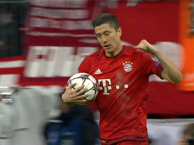 莱万轻松头槌破门