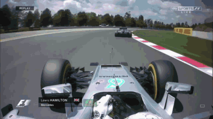 GIF：汉密尔顿罗斯博格撞车退赛（汉密尔顿主视角）