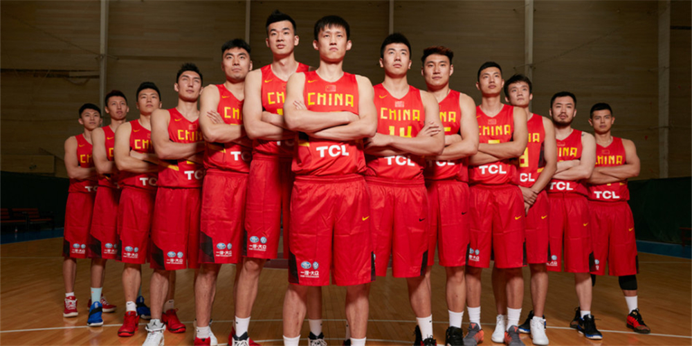 中国男篮奥运写真曝光!队长周鹏打头阵