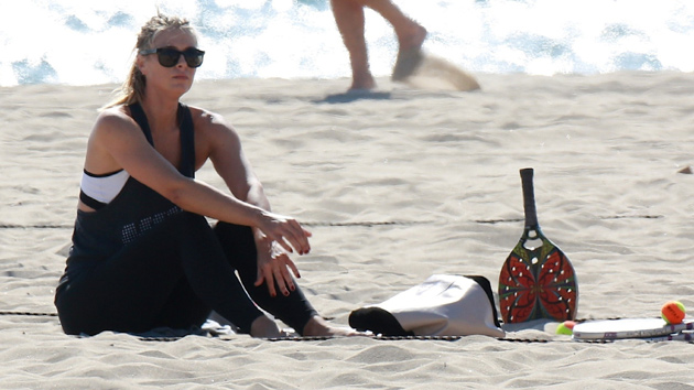 莎拉波娃度假玩沙滩网球 面无表情