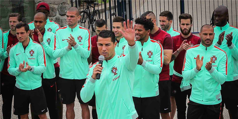 c罗率队感谢球迷大玩自拍合照