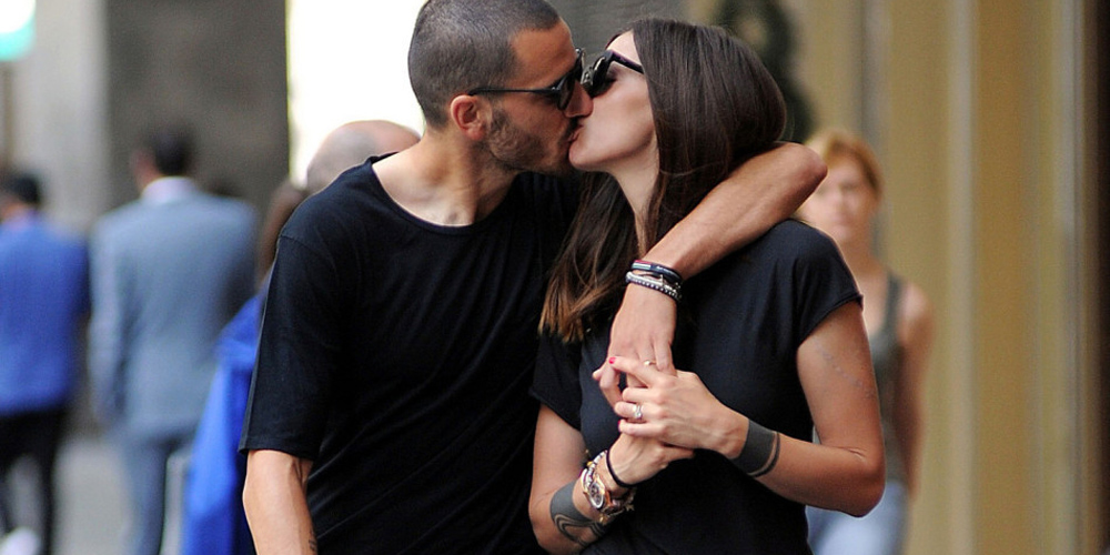 博努奇与娇妻当街接吻