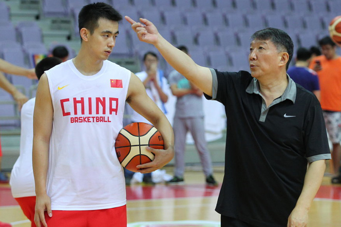 男篮备战热身赛前训练 宫鲁鸣给赵继伟开小灶