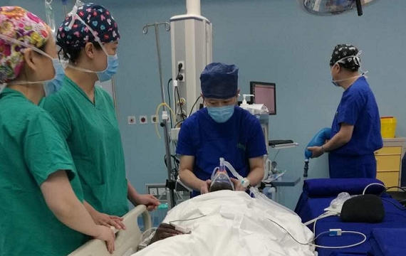 直击登巴巴手术现场 为申花外援祈福