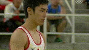 白井健三完成高难度动作