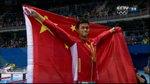 gif-孙杨挂金牌拍照还不过瘾 索要国旗高举摆POSE_比赛视频_新浪竞技风暴_新浪网