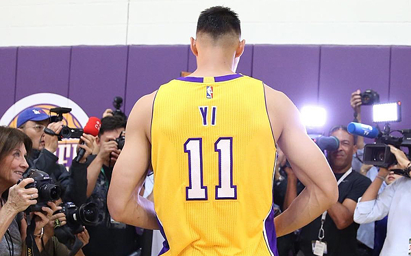 高清-易建联身披湖人11号球衣亮相