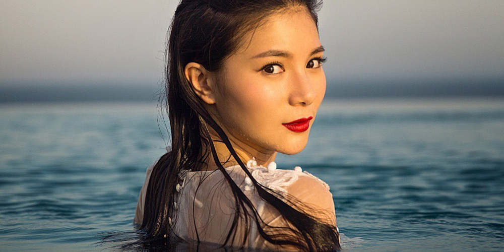 何姿新照演绎水中美人