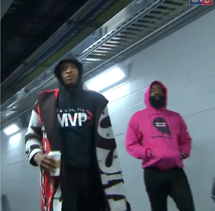 塔克穿“我与MVP在一起”上衣