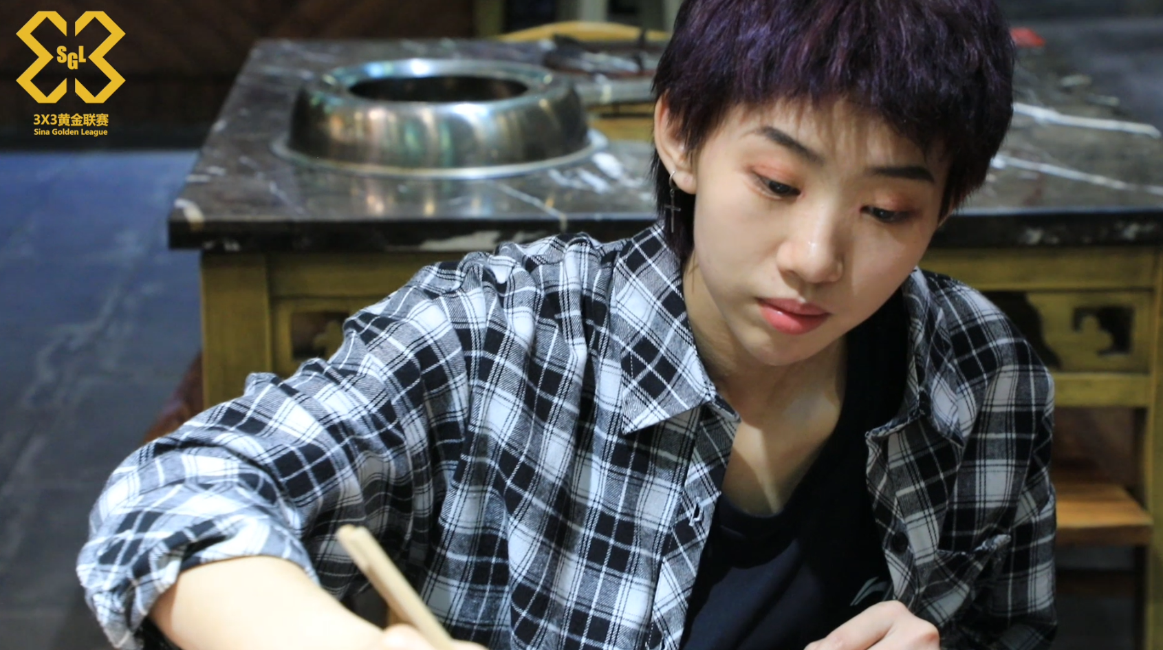 视频-艾林林带你享受正宗重庆大火锅 球迷现场尴尬溢