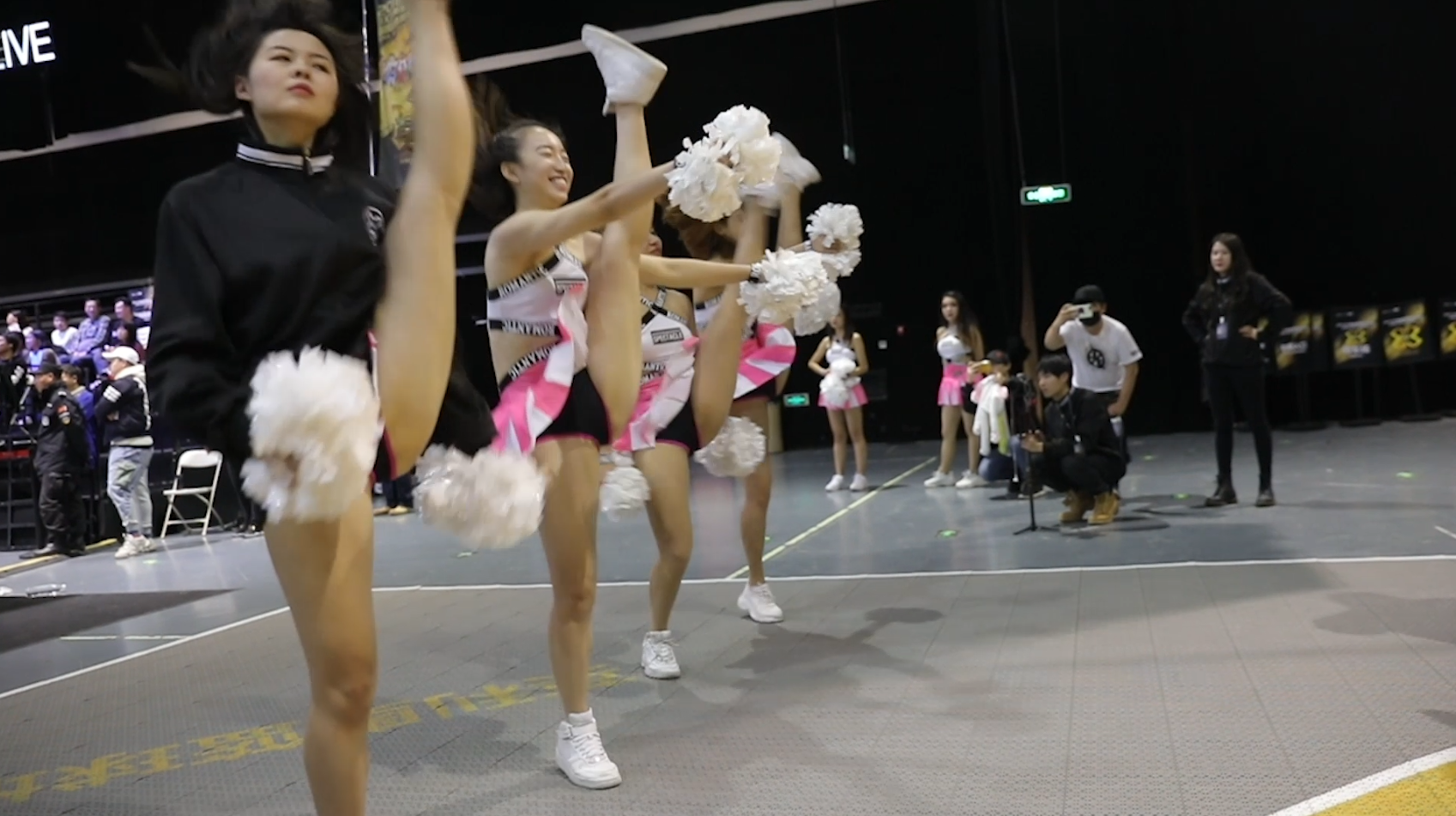 视频pg24啦啦队展现柔软身姿空中一字马小编看呆了