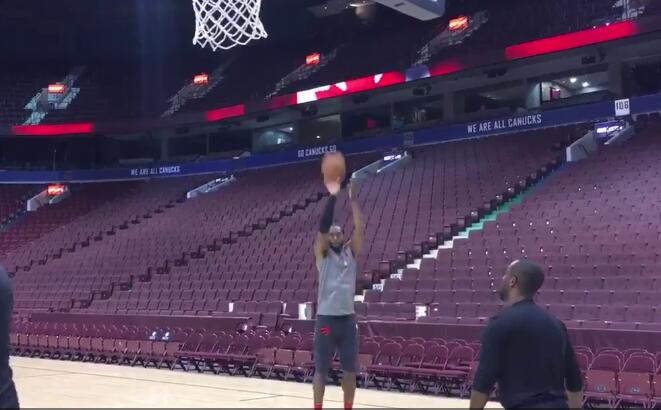 卡哇伊赛前热身定点投篮