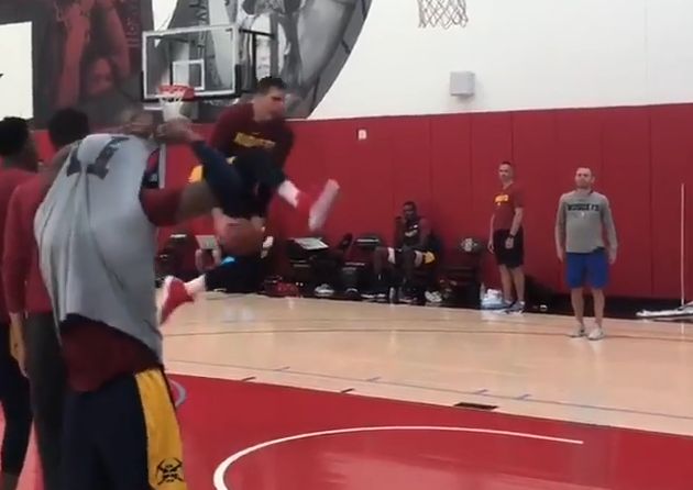 约基奇致敬科比胯下换手扣篮