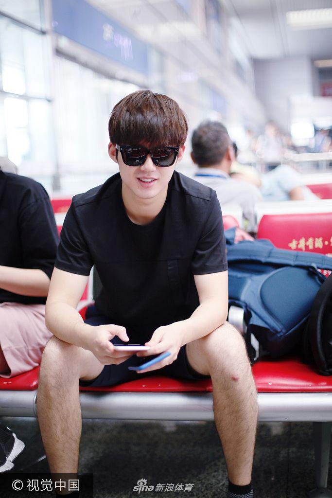 董力冲镜头花式比心萌帅两不误