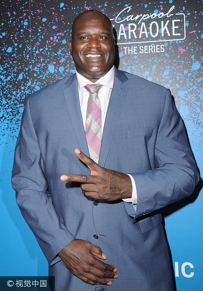 奥尼尔出席活动嘟嘴卖萌献吻爱子