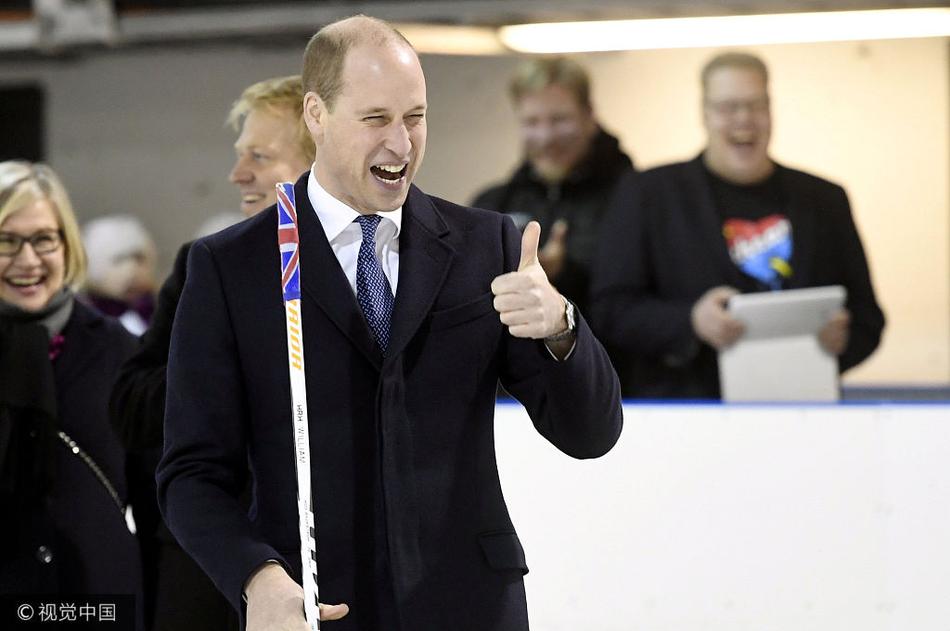 威廉王子到访芬兰现身冰球场