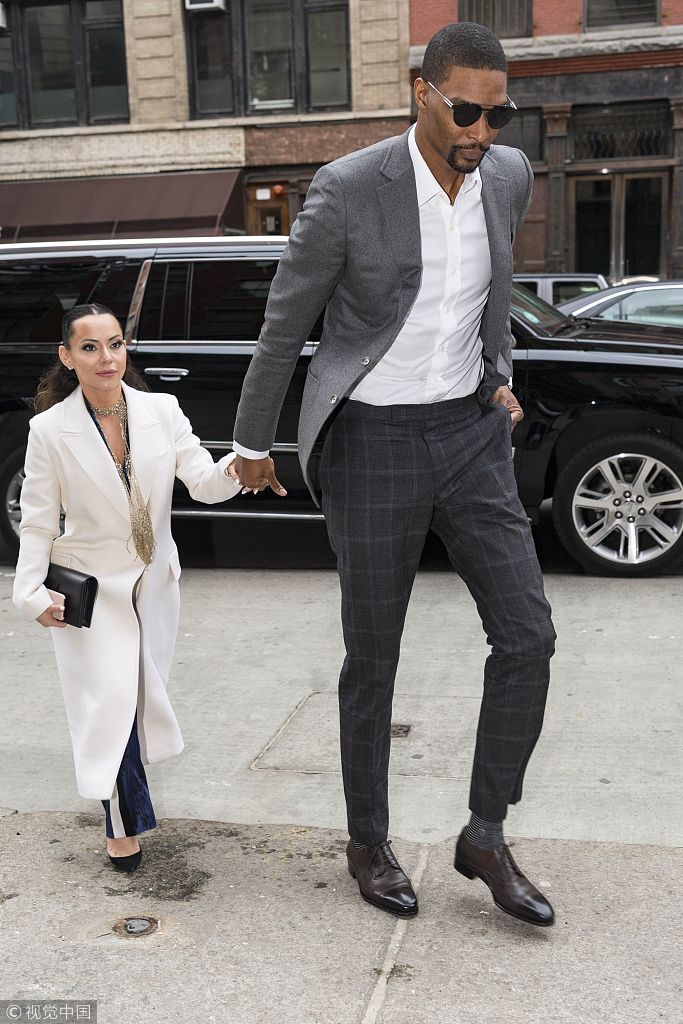 波什携妻子外出就餐西装革履