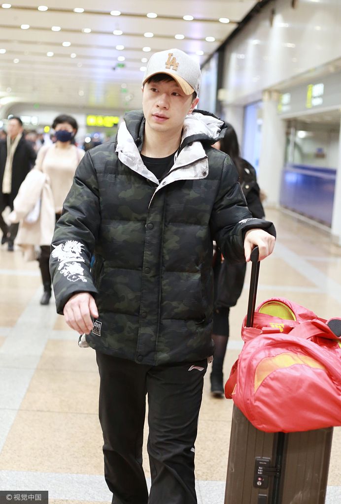 马龙着迷彩羽绒服既要风度又要温度