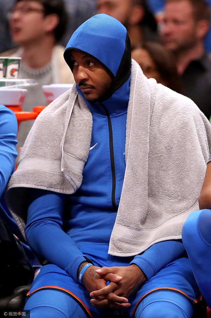 8 北京时间11月10日,雷霆不敌掘金,比赛开始前,安东尼标志性的帽衫
