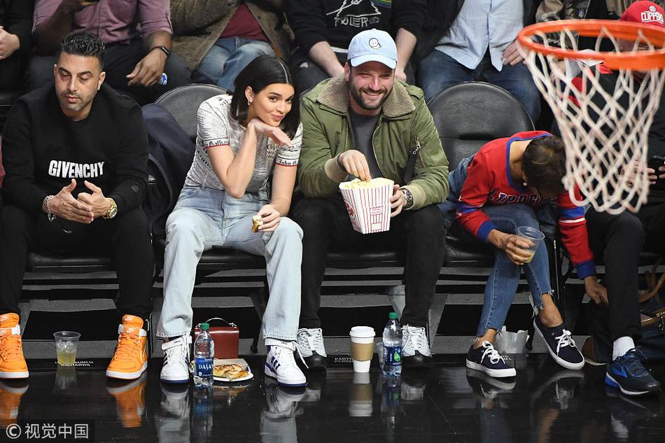 詹娜现身快船主场为男友打call