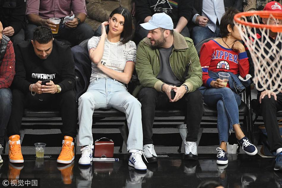 詹娜现身快船主场为男友打call