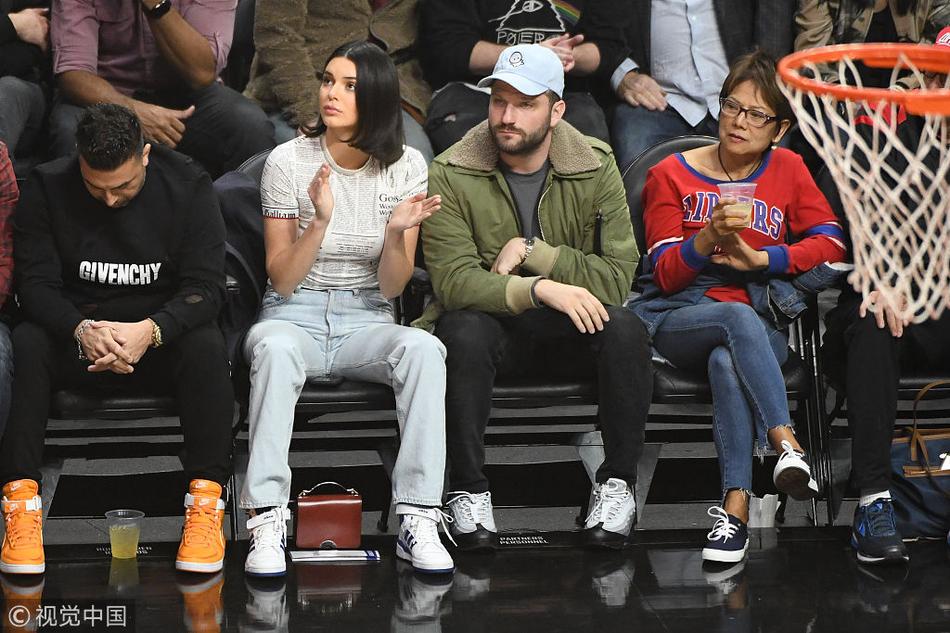 詹娜现身快船主场为男友打call