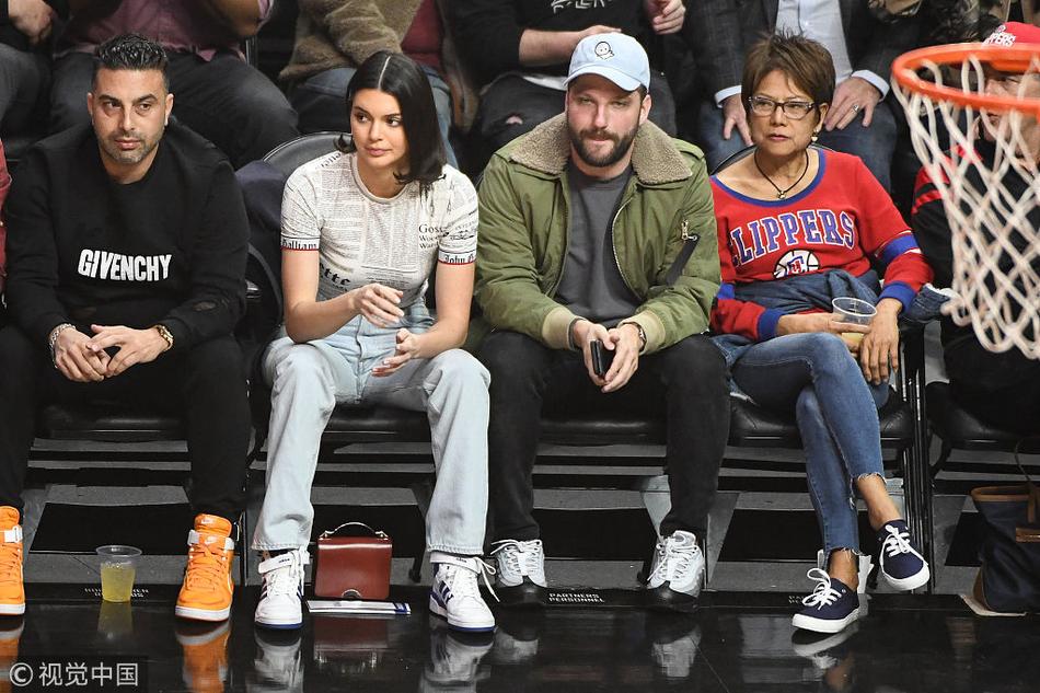 詹娜现身快船主场为男友打call