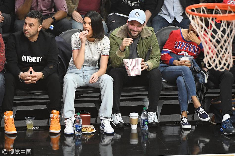 詹娜现身快船主场为男友打call