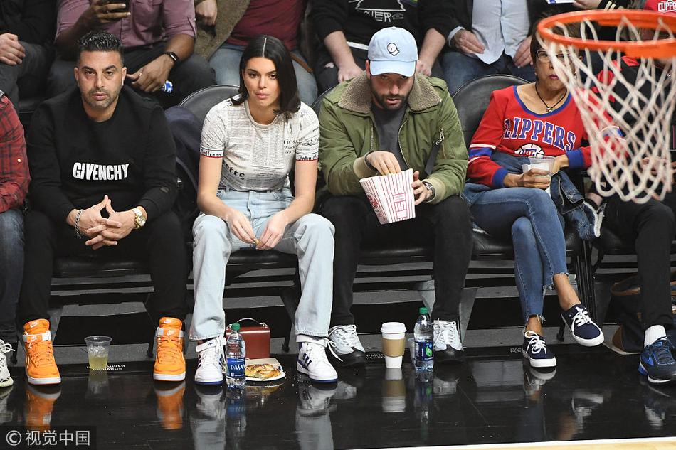 詹娜现身快船主场为男友打call