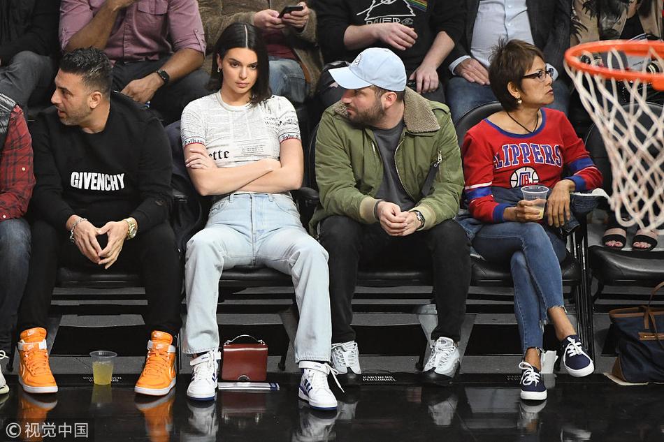 詹娜现身快船主场为男友打call