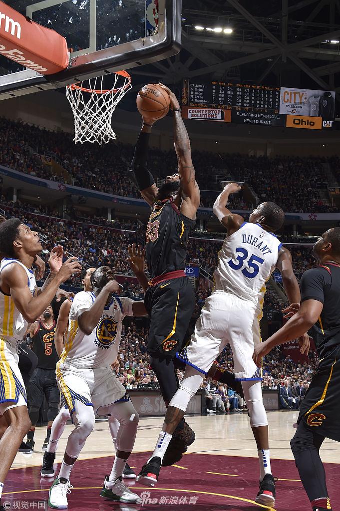 詹姆斯以一敌三