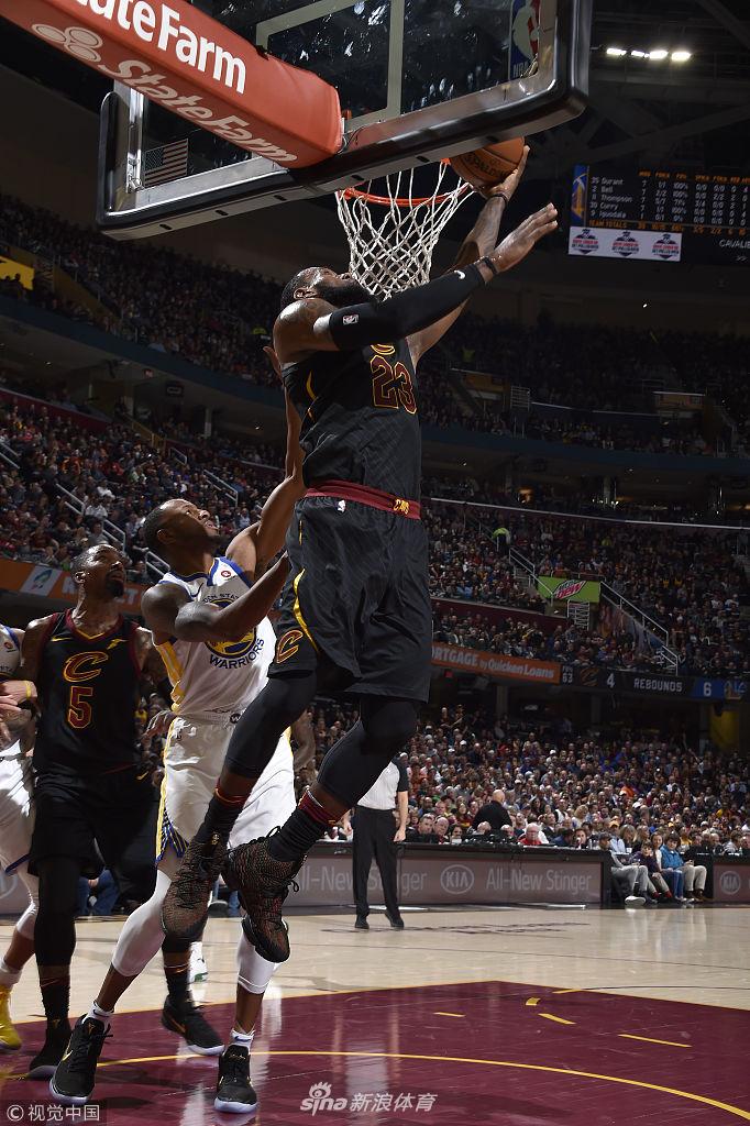 詹姆斯反手扣篮