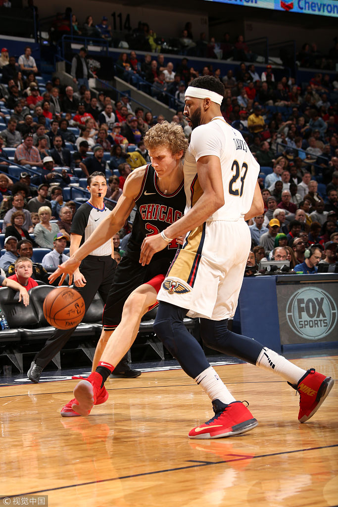 考辛斯贴身防守