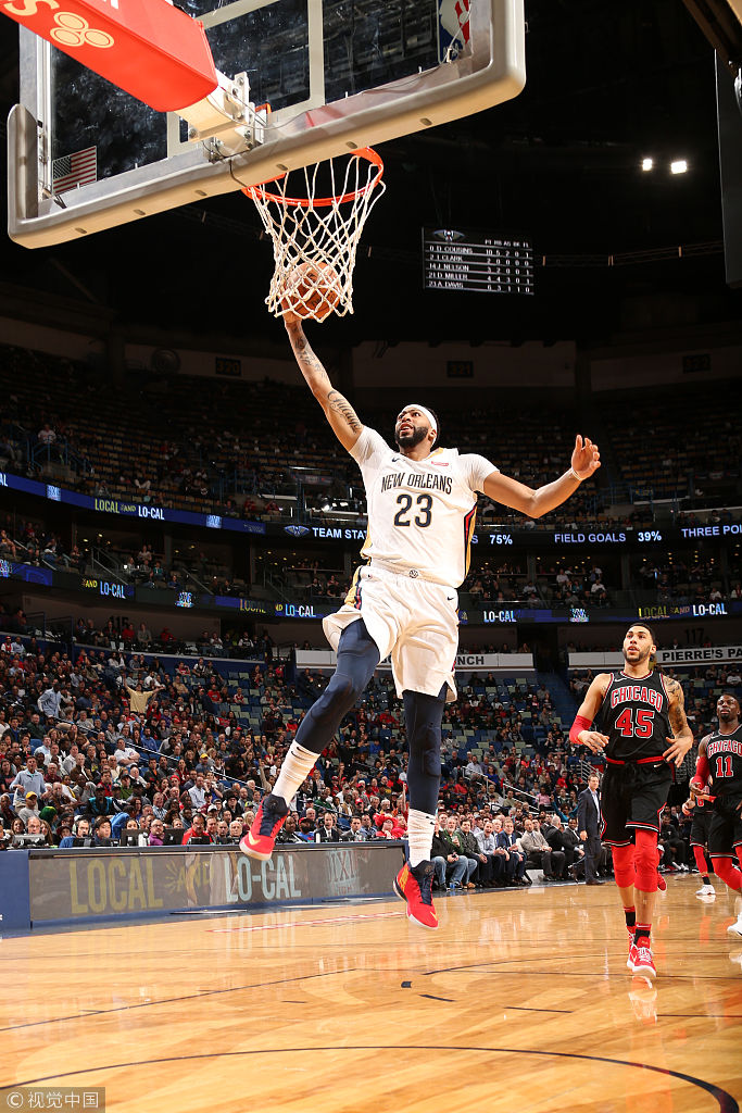 浓眉哥轻松上篮