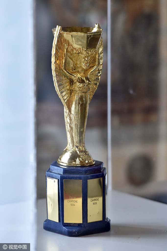 意大利足协举行奖杯展览会