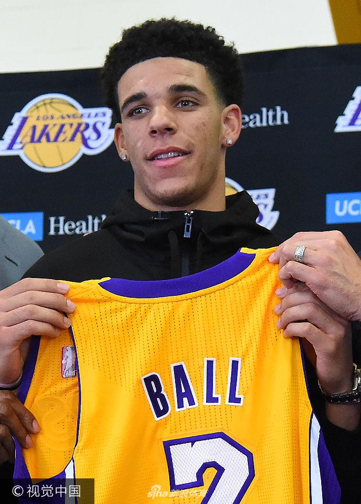 球哥参加湖人队新秀见面会