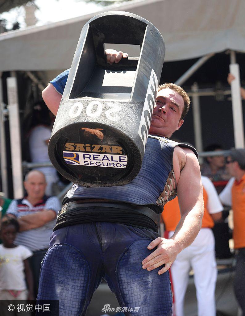 大力士各展"神力"引众人围观