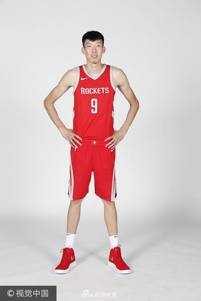 火箭队官方媒体照 周琦 灯泡组合