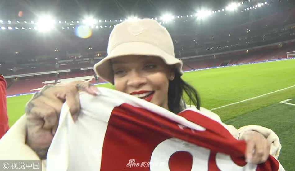 小迷妹上线！蕾哈娜变阿森纳球迷