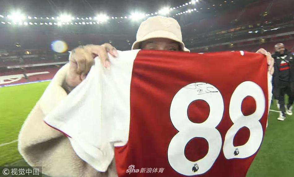 小迷妹上线！蕾哈娜变阿森纳球迷